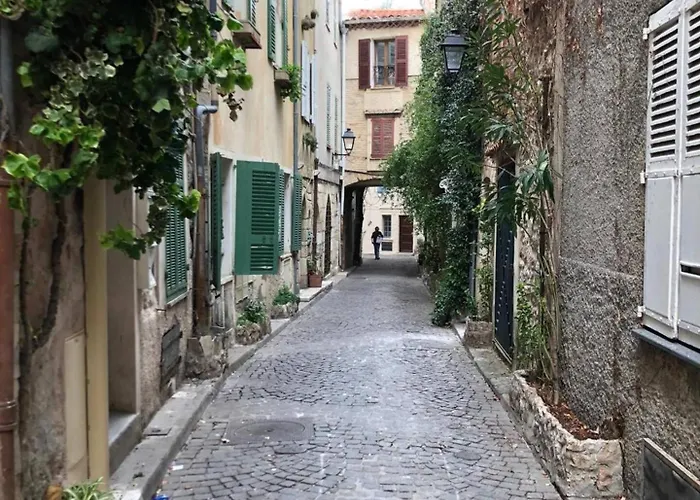 La Cathedrale Azureenne - Dans Le Vieil * Antibes